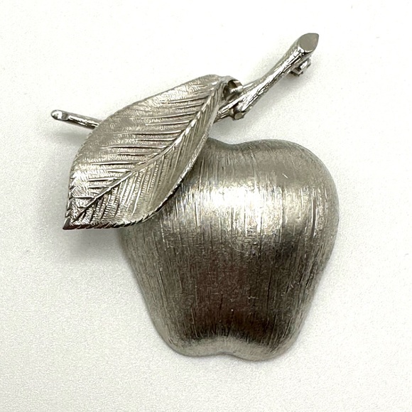 Vintage Costume Signed Giovanni Apple Fruit Brooch Silver Tone Mid Century MCM - Picture 1 of 6